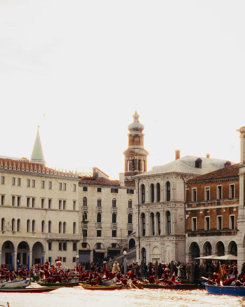 Ruderer in Weihnachtsmann-Kostümen auf dem Canal Grande