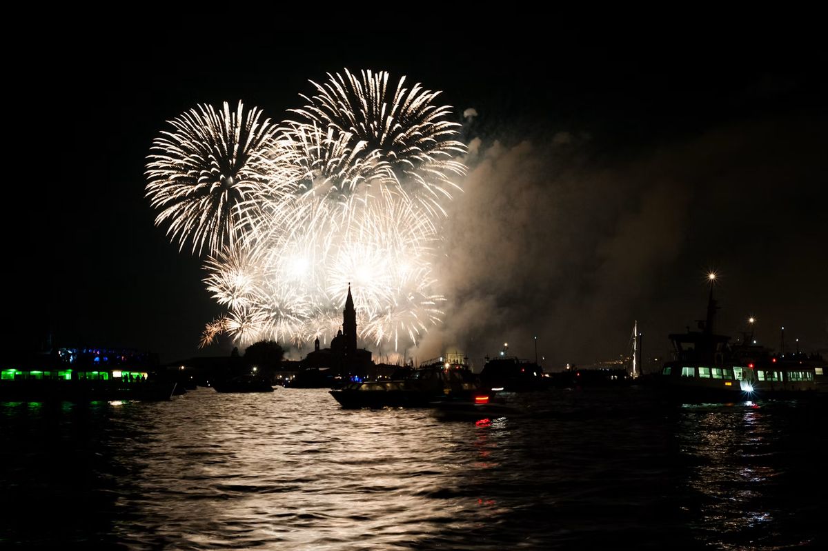 Feuerwerk über der Lagune von Venedig, im Hintergrund die Silhouette des Campanile