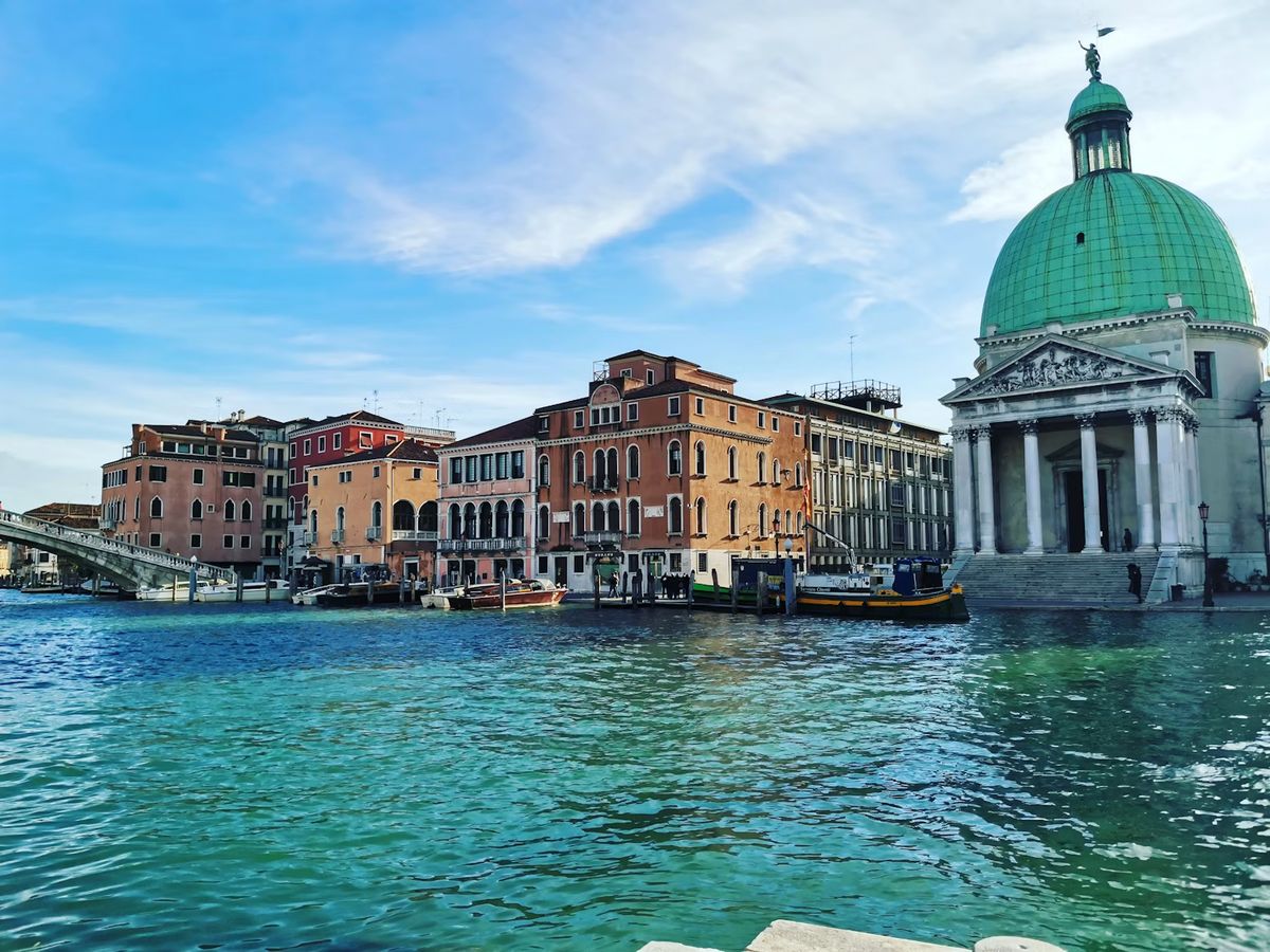 Der Canal Grande bei San Simeone Piccolo an einem sonnigen Tag